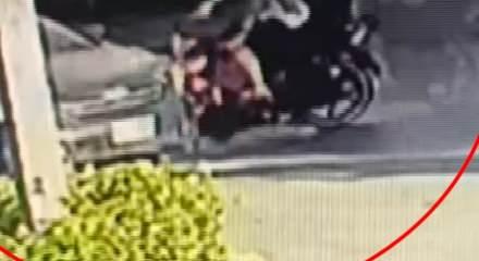 Antalya'da feci kaza kamerada: Otomobil ile motosiklet &ccedil;arpıştı: 1 yaralı