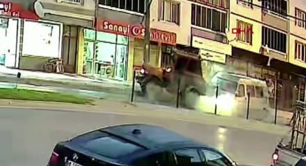 Bursa'da tarım iş&ccedil;ilerini taşıyan minib&uuml;s trakt&ouml;re &ccedil;arptı: 10 yaralı! Feci kaza kamerada