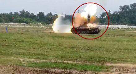 &Ccedil;in yapımı tank Bangladeş'teki tatbikatta infilak etti: 2 asker &ouml;ld&uuml;