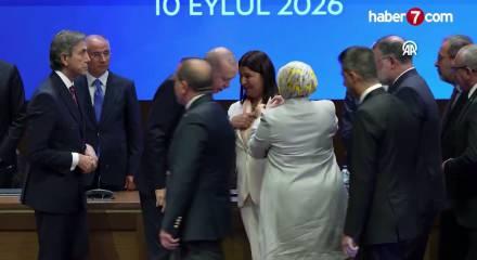 Cumhurbaşkanı Erdoğan, AK Parti MKYK Toplantısında partiye katılanlara rozet taktı