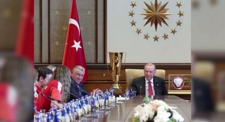 Eda Erdem &ldquo;Sayın Cumhurbaşkanım...&rdquo; dedi, Erdoğan araya girdi! G&uuml;l&uuml;mseten anlar