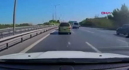 Ey&uuml;psultan'da feci kaza: Kontrolden &ccedil;ıkan otomobilin devrilme anı kamerada!