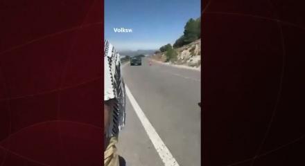 İspanya&rsquo;da dudak u&ccedil;uklatan kaza: Freni tutmayınca milyon dolarlık otomobile &ccedil;arptı