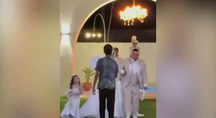 İzmir&rsquo;deki bir s&uuml;nnet d&uuml;ğ&uuml;n&uuml;nde akılalmaz g&ouml;r&uuml;nt&uuml;ler: At, s&uuml;nnet &ccedil;ocuğunu &uuml;zerinden attı
