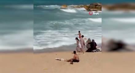 Karaburun&rsquo;da akıntıya kapılan gencin yardımına cankurtaran son anda yetişti