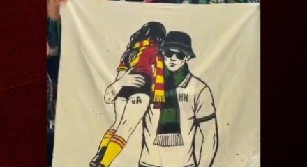 Kocaelispor taraftarının Galatasaray ma&ccedil;ı &ouml;ncesi a&ccedil;tığı pankart tepki &ccedil;ekti