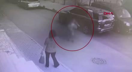 K&uuml;&ccedil;&uuml;k&ccedil;ekmece'de akraba kavgasında sokakta oynayan &ccedil;ocuk vuruldu