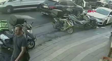 K&uuml;&ccedil;&uuml;k&ccedil;ekmece'de su tankerinin &ccedil;arptığı yaya &ouml;ld&uuml;; kaza kamerada