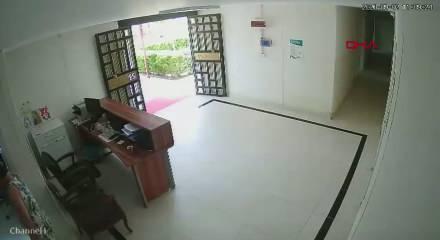Nefes borusuna kraker ka&ccedil;an mesai arkadaşını Heimlich manevrasıyla kurtardı