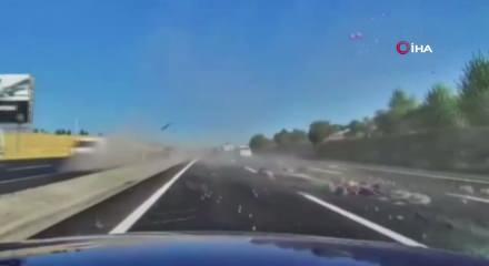 Ankara'da feci kaza: Karşı şeride fırlayan ara&ccedil; 2 otomobile &ccedil;arptı! 1 &ouml;l&uuml;, 7 yaralı!