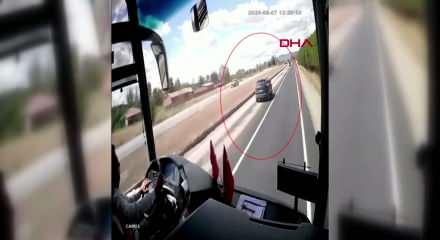 Otomobil ile &ccedil;arpışan trakt&ouml;r ikiye b&ouml;l&uuml;nd&uuml;
