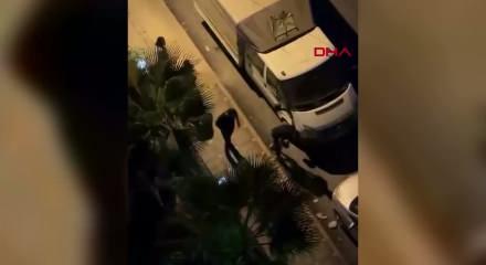 Seyhan'da gece yarısı dehşeti: Kadını tekme tokat d&ouml;vd&uuml;ler