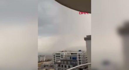 Şırnak&rsquo;ta 8 katlı binaya yıldırım isabet etti: O anlar kamerada