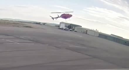 ABD&rsquo;deki helikopter dehşeti kamerada: Piste &ccedil;akılıp parampar&ccedil;a oldu!