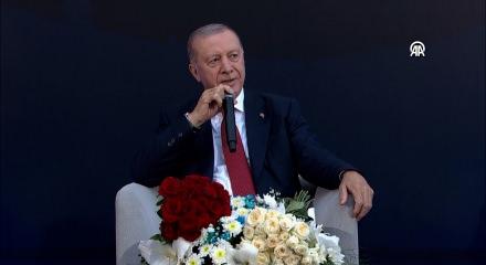 Başkan Erdoğan Resul Dindar&rsquo;ın &ldquo;Uzun İnce Bir Yoldayım&rdquo; ve ''&Ccedil;ayeli'nden &Ouml;teye'' t&uuml;rk&uuml;lerine eşlik etti