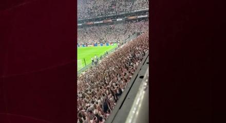 Beşiktaş taraftarından Marsilya Ma&ccedil;ında G&ouml;rkemli Trib&uuml;n Şovu