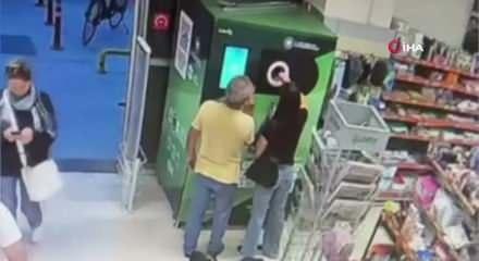 Bursa'da acı &ouml;l&uuml;m! Geri d&ouml;n&uuml;ş&uuml;m makinesine şişe atarken kalp krizi ge&ccedil;irdi!