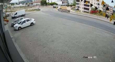 Bursa&rsquo;da hafriyat kamyonu, karşı şeride ge&ccedil;ip hem kamyona hem duvara &ccedil;arptı