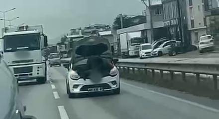 Bursa'da seyir halindeki otomobilin kaputunu a&ccedil;arak tamir yaptı