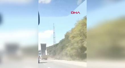 &Ccedil;ekmek&ouml;y&rsquo;de hafriyat kamyonunun dorsesi &uuml;st ge&ccedil;ide &ccedil;arptı