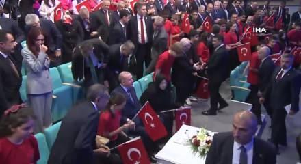 Cumhurbaşkanı Erdoğan, '&Ccedil;ayeli'nden &Ouml;teye' t&uuml;rk&uuml;s&uuml;n&uuml; s&ouml;yledi
