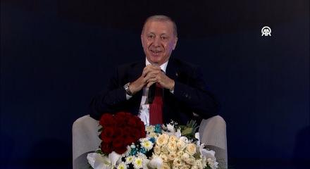Cumhurbaşkanı Erdoğan'ın Samsun'da g&uuml;l&uuml;mseten futbol ve torun sohbeti