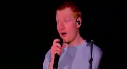 Ed Sheeran sahnede g&ouml;zyaşlarını tutamadı