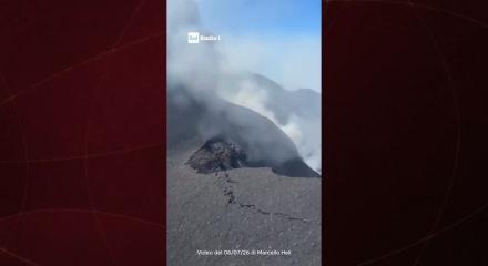 Etna Yanardağı k&uuml;l p&uuml;sk&uuml;rtt&uuml;: Katanya Havalimanı u&ccedil;uşlara kapatıldı