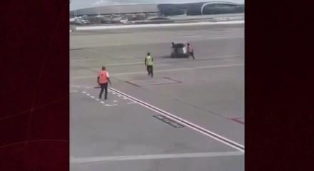 Fransa'da Gaulle Havalimanı'na giren şahıs ortalığı birbirine kattı