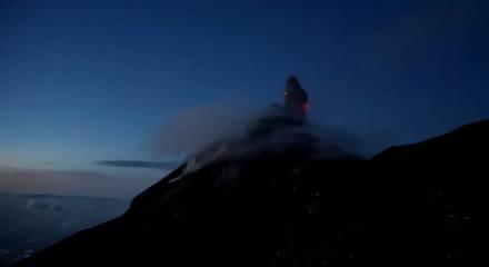 Guatemala'da Fuego Yanardağı canlı yayında patladı