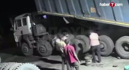 Hindistan'da kamyon lastiğine yanlış m&uuml;dahale &ouml;l&uuml;m getirdi!