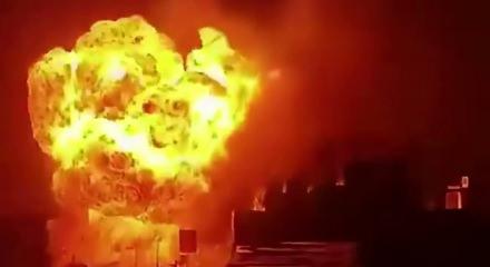 Husiler Suudi Arabistan'da bir petrol tesisini daha vurdu