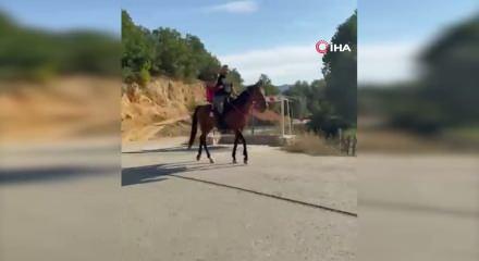 İlk g&uuml;nde yeğenini okula atla g&ouml;t&uuml;rd&uuml;