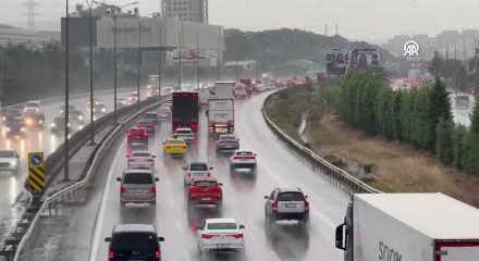 İstanbul&rsquo;da yağmur trafiği vurdu: Yoğunluk y&uuml;zde 71&rsquo;e ulaştı