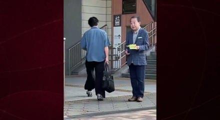 Japonya&rsquo;nın eski başbakanı sokakta tek başına se&ccedil;im &ccedil;alışması yaptı