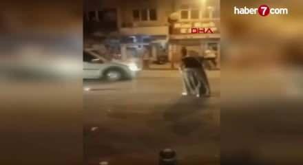 Karab&uuml;k'te sokak ortasında dehşet: İki kadının sopalı kavgası kamerada