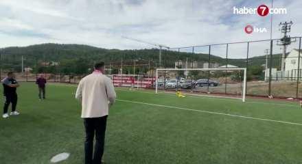  Mesut &Ouml;zil, gen&ccedil;lere futbol akademisi m&uuml;jdesi verdi