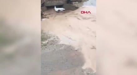 Saniyelerle yarış! Nevşehir'de sel sularına kapılan ara&ccedil;taki 3 kişiyi k&ouml;yl&uuml;ler b&ouml;yle kurtardı