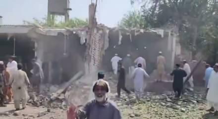 Pakistan'da cami yakınında patlama!