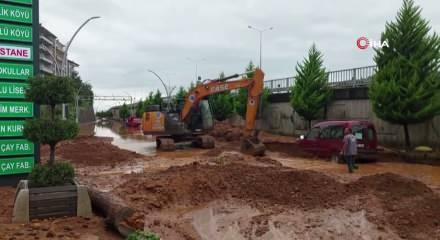 Rize'de sel felaketi! İki g&uuml;n &ouml;nce aldığı ara&ccedil; sular altında kaldı