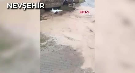 Sağanak yağışlar 4 ilimizde hayatı fel&ccedil; etti: Yollar g&ouml;le d&ouml;nd&uuml;, ara&ccedil;lar s&uuml;r&uuml;klendi