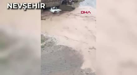 Sağanak yağışlar 5 ilimizde hayatı fel&ccedil; etti: Yollar g&ouml;le d&ouml;nd&uuml;, ara&ccedil;lar s&uuml;r&uuml;klendi