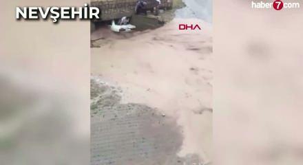 Sağanak yağışlar 5 ilimizde hayatı fel&ccedil; etti: Yollar g&ouml;le d&ouml;nd&uuml;, ara&ccedil;lar s&uuml;r&uuml;klendi