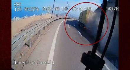 Şili'deki korkutucu kazada kamyonun dorsesi u&ccedil;uruma U&ccedil;tu