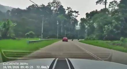 S&uuml;ratli motosikletli karşı şeride ge&ccedil;ince feci kazaya neden oldu