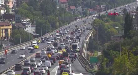 15 Temmuz Şehitler K&ouml;pr&uuml;s&uuml;&rsquo;nde metrob&uuml;s&uuml;n &ccedil;arptığı motosikletin s&uuml;r&uuml;c&uuml;s&uuml; yaralandı