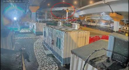 Mumbai'de bariyerleri aşan BMW, metrelerce y&uuml;ksekten aşağı &ccedil;akıldı: 3 gen&ccedil; feci şekilde can verdi