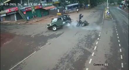 Hindistan'da korkun&ccedil; &ccedil;arpışma: Motosikletli havaya fırladı, cip takla attı!