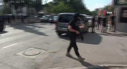 Adana'da hareketli anlar: Polise ateş a&ccedil;ıp el bombasının pimini &ccedil;eken firari yakalandı