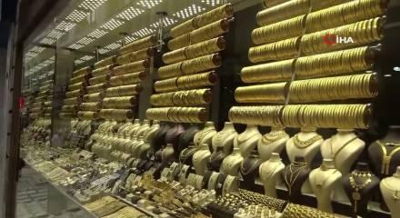 Altın fiyatları g&uuml;ne b&uuml;y&uuml;k d&uuml;ş&uuml;şle başladı